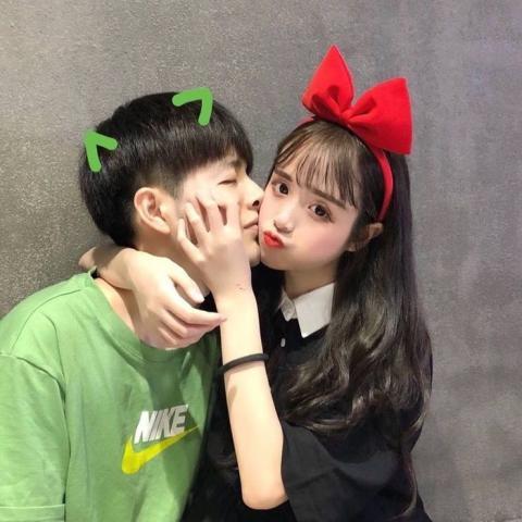 吃瓜情侣亲嘴图片,吃瓜情侣深情吻照曝光