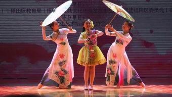 表演男女舞台吃瓜,男女明星的甜蜜互动瞬间