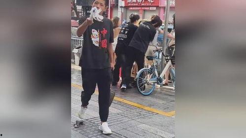 路边唱歌吃瓜视频,一幕生动的市井生活画卷