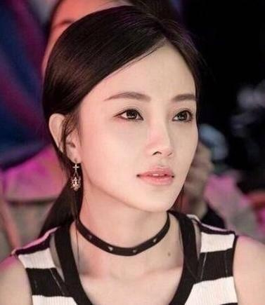 李小璐吃瓜这么美,惊艳众人目光