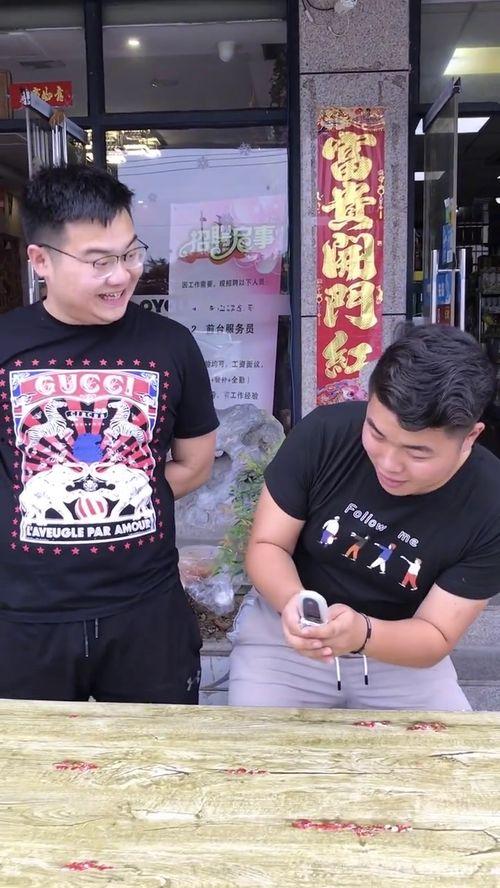 依依和弟弟吃瓜