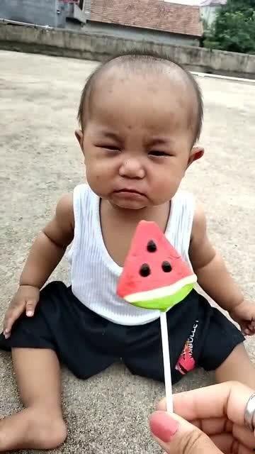 依依和弟弟吃瓜