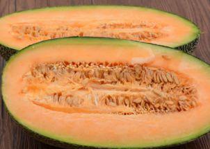 社会小伙吃哈密瓜,甜蜜滋味，畅享夏日