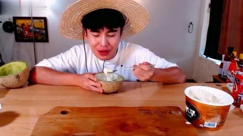 社会小伙吃哈密瓜,甜蜜滋味，畅享夏日