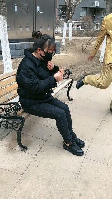 邻家大姐吃瓜,邻家大姐的瓜田奇遇记