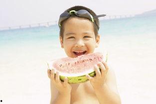 小孩瓜地吃瓜的照片,小家伙瓜地欢乐吃瓜瞬间