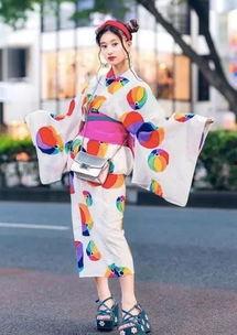 日本广告模特吃瓜,日本广告模特的夏日清凉吃瓜瞬间