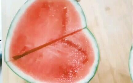 爱情锁定吃瓜,吃瓜群众围观甜蜜瞬间