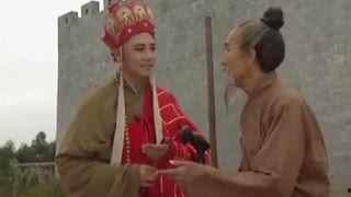 道士下山看戏吃瓜,戏里戏外，吃瓜看戏两不误