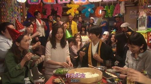 板凳吃瓜看戏图片,闲适生活的一角