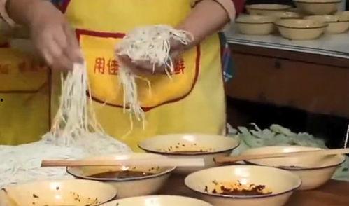 板凳吃瓜看戏图片,闲适生活的一角